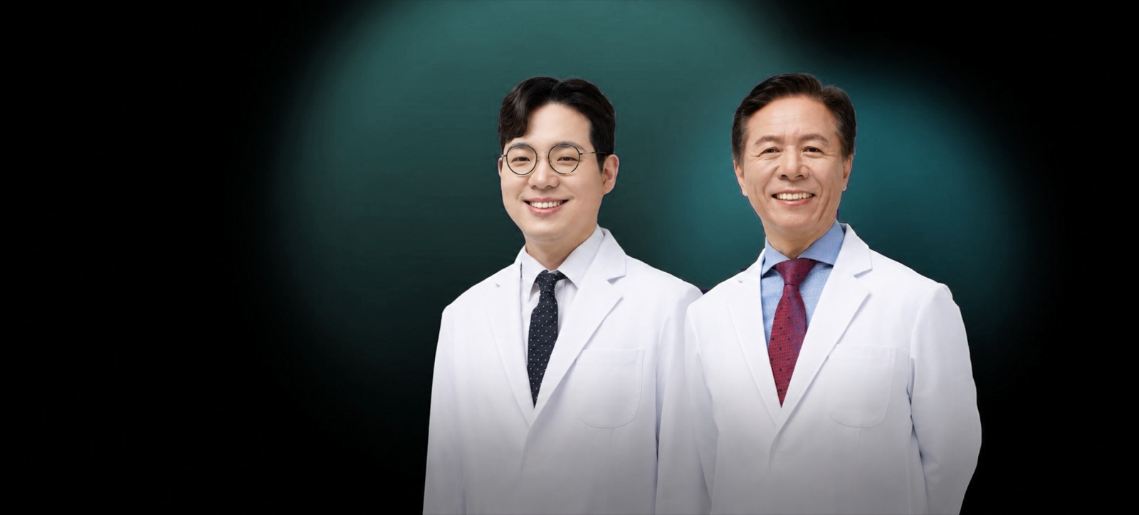 Dua dokter berjas putih berdiri berdampingan